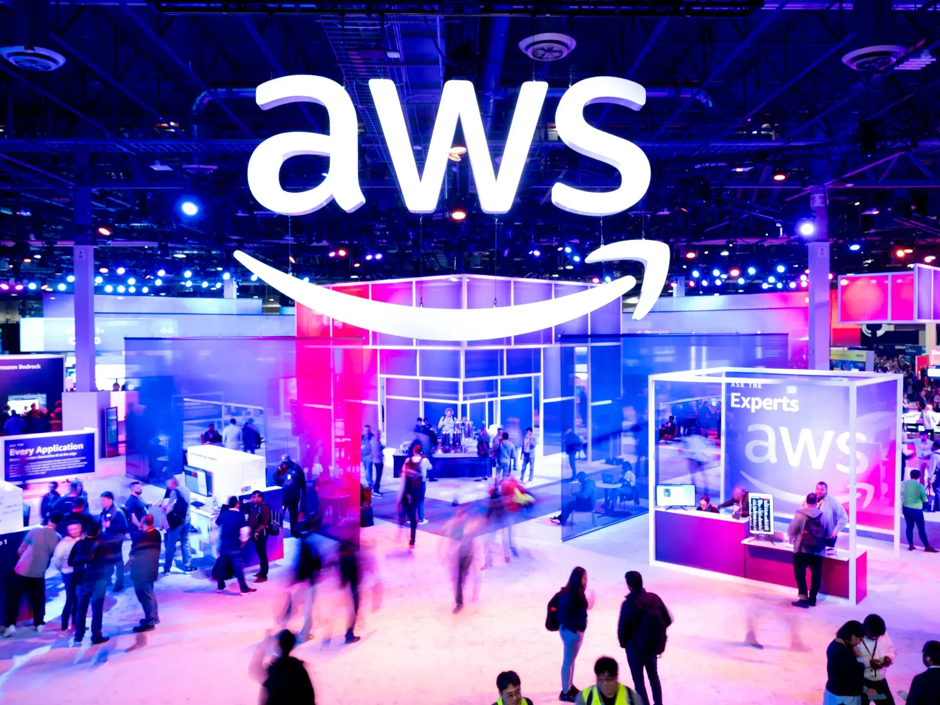 AWS fasiləsi: Minlərlə tətbiqi sıradan çıxaran səbəb nədir