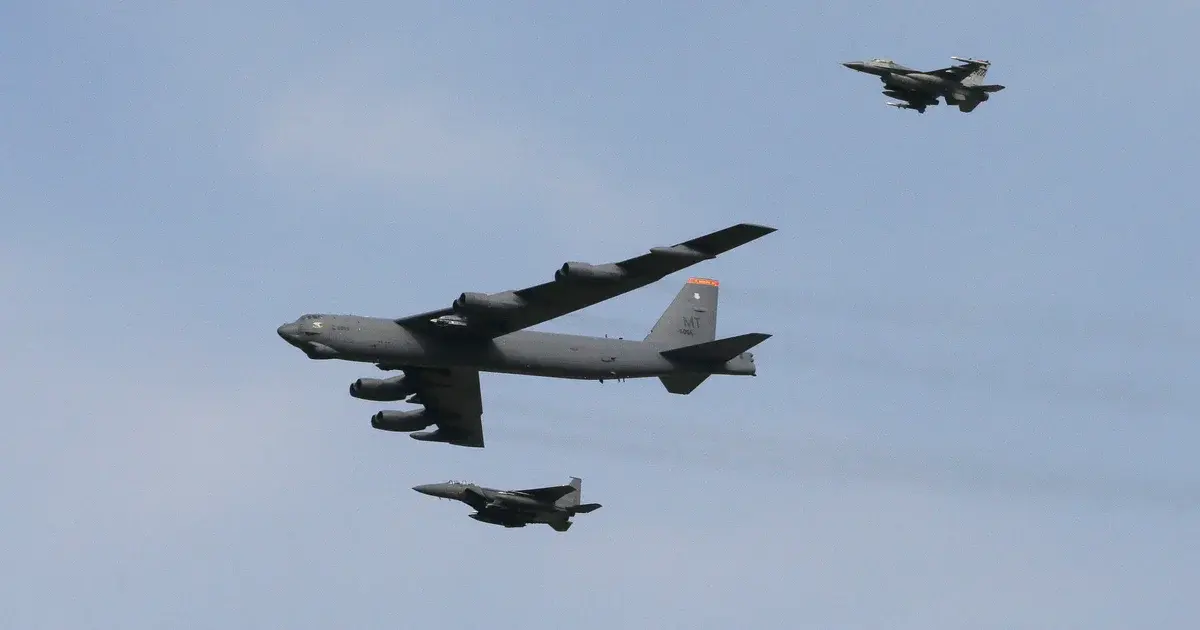 ABŞ Venesuela sahillərinə B-52 bombardmançıları göndərdi